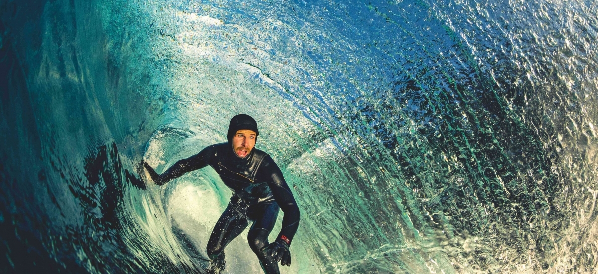 Dan Ross surft in einer Barrel vor Irland