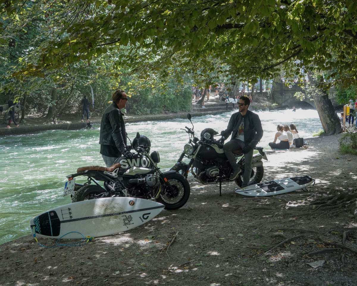 Surfer und BMW Scrambler Bikes am Eisbach in München